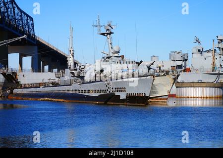 FALL RIVER, ma –5 MAR 2022- Vista del Museo Marittimo a Battleship Cove in Fall River, Massachusetts, un monumento commemorativo di guerra con nave navale della seconda Guerra Mondiale Foto Stock