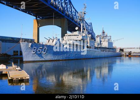 FALL RIVER, ma –5 MAR 2022- Vista del Museo Marittimo a Battleship Cove in Fall River, Massachusetts, un monumento commemorativo di guerra con nave navale della seconda Guerra Mondiale Foto Stock