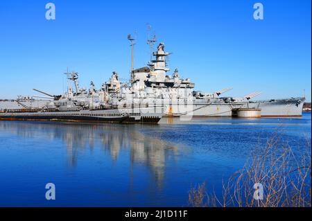 FALL RIVER, ma –5 MAR 2022- Vista del Museo Marittimo a Battleship Cove in Fall River, Massachusetts, un monumento commemorativo di guerra con nave navale della seconda Guerra Mondiale Foto Stock