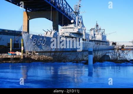 FALL RIVER, ma –5 MAR 2022- Vista del Museo Marittimo a Battleship Cove in Fall River, Massachusetts, un monumento commemorativo di guerra con nave navale della seconda Guerra Mondiale Foto Stock