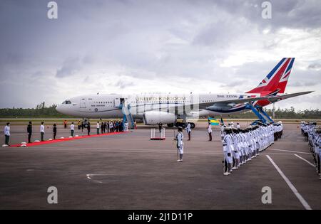 Il Duca e la Duchessa di Cambridge arrivano all'Aeroporto Internazionale Lynden Pindling, a Nassau, Bahamas, il sesto giorno del loro tour dei Caraibi per conto della Regina per celebrare il suo Giubileo del platino. Data foto: Giovedì 24 marzo 2022. Foto Stock