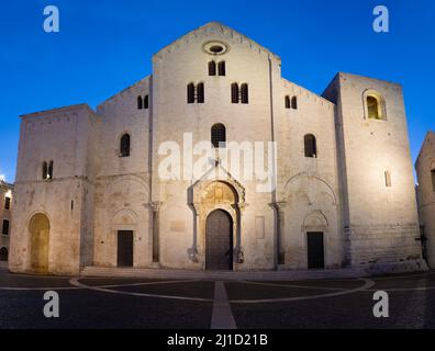 Bari - la Basilica di San Nicola al tramonto Foto Stock