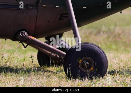 Ruota di atterraggio per aerei militari in elicottero Foto Stock