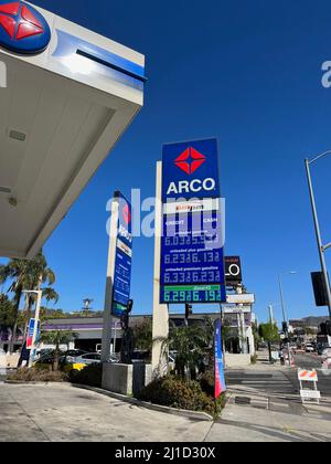 Los Angeles, Stati Uniti. 23rd Mar 2022. Un cartello presso una stazione Arco all'angolo tra North Highland e Fountain Avenues a Los Angeles, California, mostra prezzi della benzina superiori a $6,00 per gallone il 23 marzo 2022. Il carburante diesel vendeva a $6,29 per gallone. (Foto di Samuel Rigelhaupt/Sipa USA Credit: Sipa USA/Alamy Live News Foto Stock