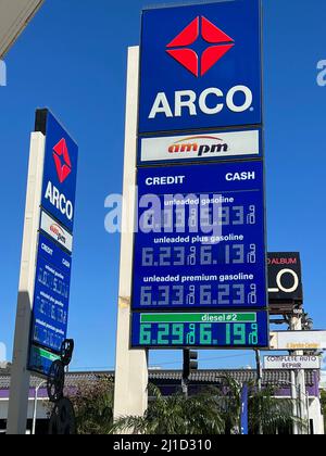 Los Angeles, Stati Uniti. 23rd Mar 2022. Un cartello presso una stazione Arco all'angolo tra North Highland e Fountain Avenues a Los Angeles, California, mostra prezzi della benzina superiori a $6,00 per gallone il 23 marzo 2022. Il carburante diesel vendeva a $6,29 per gallone. (Foto di Samuel Rigelhaupt/Sipa USA Credit: Sipa USA/Alamy Live News Foto Stock