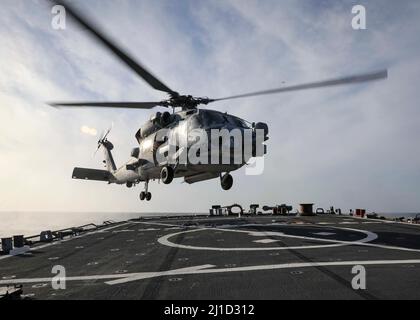 OCEANO ATLANTICO (22 marzo 2022) – un MH-60R Seahawk, assegnato ai 'Vipers' di Helicopter Maritime Strike Squadron (HSM) 48, si prepara ad atterrare sul ponte di volo del cacciatorpediniere missilistico guidato di classe Arleigh Burke USS Porter (DDG 78), marzo 22. Porter, schierato in avanti a Rota, Spagna, sta attualmente partecipando all'esercizio della Task Force nell'area operativa della flotta USA 2nd. TFEX funge da esercizio di certificazione per l'implementazione indipendente di navi ed è progettato per testare la prontezza e le prestazioni delle missioni nelle operazioni integrate. (STATI UNITI Foto Navy di Mass Communication Specialist 1st Classe Eri Foto Stock