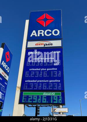 Los Angeles, Stati Uniti. 23rd Mar 2022. Un cartello presso una stazione Arco all'angolo tra North Highland e Fountain Avenues a Los Angeles, California, mostra prezzi della benzina superiori a $6,00 per gallone il 23 marzo 2022. Il carburante diesel vendeva a $6,29 per gallone. (Foto di Samuel Rigelhaupt/Sipa USA Credit: Sipa USA/Alamy Live News Foto Stock