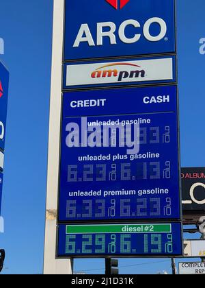 Los Angeles, Stati Uniti. 23rd Mar 2022. Un cartello presso una stazione Arco all'angolo tra North Highland e Fountain Avenues a Los Angeles, California, mostra prezzi della benzina superiori a $6,00 per gallone il 23 marzo 2022. Il carburante diesel vendeva a $6,29 per gallone. (Foto di Samuel Rigelhaupt/Sipa USA Credit: Sipa USA/Alamy Live News Foto Stock