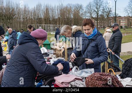 Bruxelles, Belgio - 24 marzo 2022: Rifugiati ucraini aiutati da volontari belgi. Foto Stock