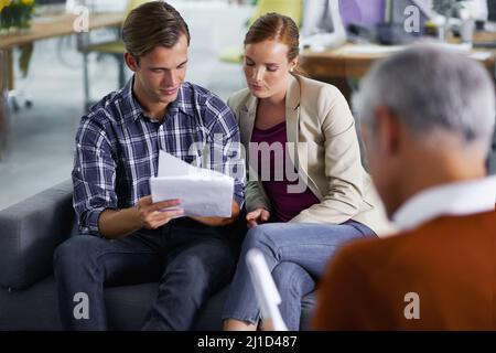 Theyre realizzare i loro sogni - Pianificazione finanziaria. Sorridendo giovane coppia che riceve un consiglio positivo dal loro consulente finanziario. Foto Stock