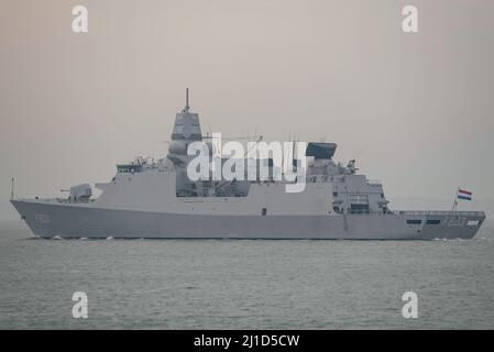 La Royal Netherlands Navy Frigate HNLMS Trofp (F803) salpò da Portsmouth, Regno Unito, il 21st marzo 2022 dopo una visita al porto nel fine settimana. Foto Stock