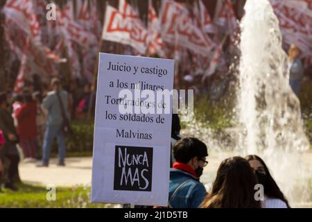 Argentina, Buenos Aires, 24th marzo 2022, evento a Plaza de Mayo per la Giornata della memoria per la verità e la giustizia. Questa giornata commemorerà le vittime dell'ultima dittatura militare, che usurpò il governo dello Stato nazionale argentino tra il 24 marzo 1976 e il 10th dicembre 1983. Esteban Osorio/Alamy Live News Foto Stock