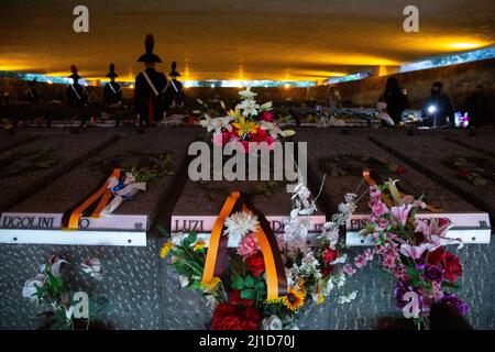 Roma, Italia. 24th Mar 2022. Vista del santuario fosse Ardeatine, con le tombe delle vittime del massacro nazista (Foto di Matteo Nardone/Pacific Press) Credit: Pacific Press Media Production Corp./Alamy Live News Foto Stock