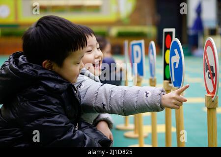 HANDAN, CINA - 24 MARZO 2022 - Kindergartners impara i segnali stradali a Handan, provincia di Hebei, Cina settentrionale, 24 marzo 2022. Foto Stock