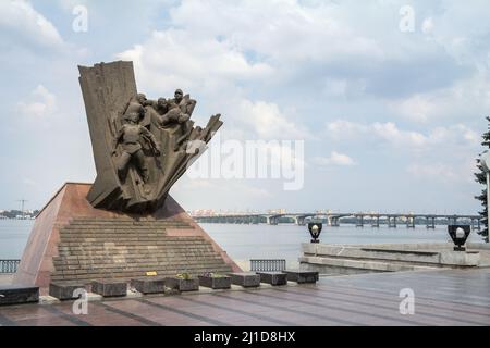 Foto del Monumento soldati uccisi in afghanistan con il fiume Dnipro sullo sfondo durante un pomeriggio di sole nel centro di Dniepropetrovsk, Ukrai Foto Stock