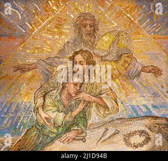 BARI, ITALIA - 5 MARZO 2022: Il mosaico della Santissima Trinità aiutata dall'uomo nella chiesa Chiesa di Santa Croce di M. colonna dal 20 sec. Foto Stock