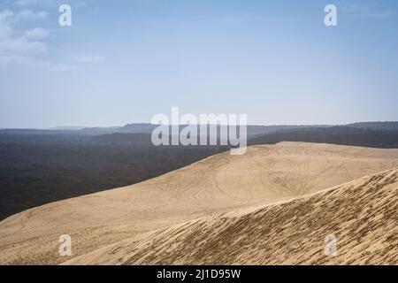 Foto del panorama della duna Pyla Sand durante un pomeriggio di pioggia nuvolosa. La Duna di Pilat (Dune du Pilat in francese, o Pyla) è la san più alta Foto Stock