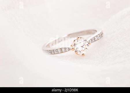 Foto di un uomo e di una donna con anello di nozze Foto Stock