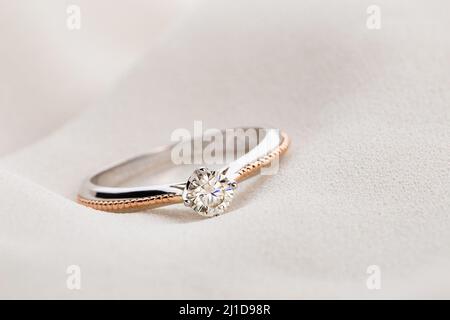 Foto di un uomo e di una donna con anello di nozze Foto Stock