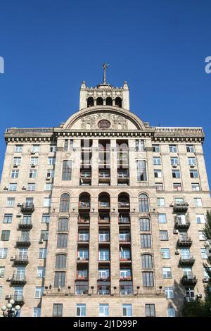 Foto di un edificio di appartamenti di via khreshchatyk a Kiev, Ucraina, con una tipica architettura stalinista sovietica, costruita nel 1950s. Foto Stock