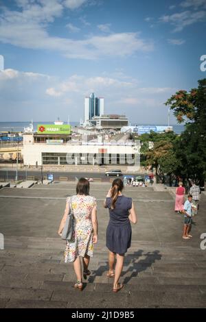 Foto di due donne in cima a Potemkin scale scendendo i gradini, uno dei simboli della città di odessa, ucraina, sul mare nero. Il po Foto Stock