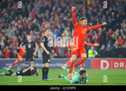 Cardiff, Regno Unito. 24th Mar 2022. Aaron Ramsey (Galles no 10 ) festeggia come 2nd Gareth Bale (Galles no 11 ) goal goes in &#XA;&#XA;durante il Mens International World Cup Qualifier playoff gioco tra Galles &amp; Austria al Cardiff City Stadium a Cardiff, Galles Karl W Newton/Sports Press Photos SPP Credit: SPP Sport Press Photo. /Alamy Live News Foto Stock