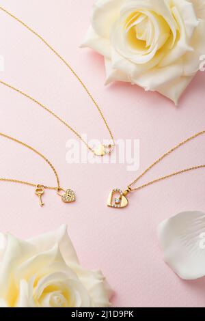 Una romantica vetrina di fidanzamenti eleganti e fedi nuziali, perfetta per catturare i momenti più intramontabili dell'amore. Foto Stock