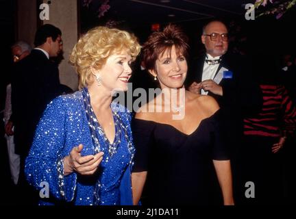 Debbie Reynolds e la figlia Carrie Fisher godendo della Thalians Ball a Beverly Hills, California Foto Stock