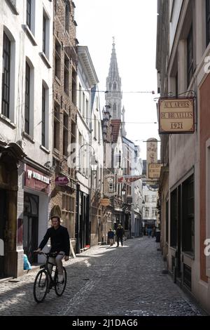 Bruxelles, Belgio - Marzo 16 2022: Strada vecchia nel centro di Bruxelles, Belgio Foto Stock