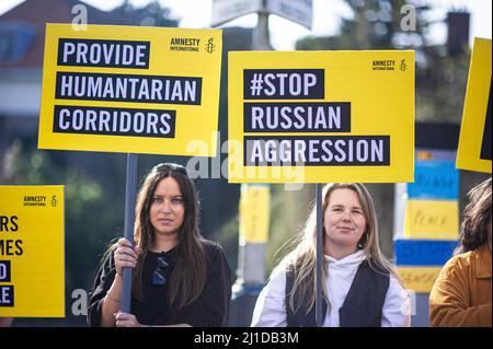 L'Aia, Paesi Bassi. 24th Mar 2022. I manifestanti tengono le etichette durante la dimostrazione. I membri di Amnesty International si sono riuniti al di fuori dell'ambasciata russa all'Aia, per celebrare un mese al giorno in cui la Russia ha invaso il territorio neutrale dell'Ucraina. (Foto di Charles M Vella/SOPA Images/Sipa USA) Credit: Sipa USA/Alamy Live News Foto Stock