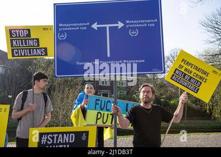 L'Aia, Paesi Bassi. 24th Mar 2022. I manifestanti tengono le etichette durante la dimostrazione. I membri di Amnesty International si sono riuniti al di fuori dell'ambasciata russa all'Aia, per celebrare un mese al giorno in cui la Russia ha invaso il territorio neutrale dell'Ucraina. (Foto di Charles M Vella/SOPA Images/Sipa USA) Credit: Sipa USA/Alamy Live News Foto Stock