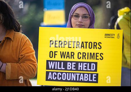 L'Aia, Paesi Bassi. 24th Mar 2022. Un manifestante tiene un cartello durante la dimostrazione. I membri di Amnesty International si sono riuniti al di fuori dell'ambasciata russa all'Aia, per celebrare un mese al giorno in cui la Russia ha invaso il territorio neutrale dell'Ucraina. (Foto di Charles M Vella/SOPA Images/Sipa USA) Credit: Sipa USA/Alamy Live News Foto Stock