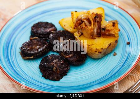 Tradizionale salsiccia di sangue spagnola con patate al forno Foto Stock