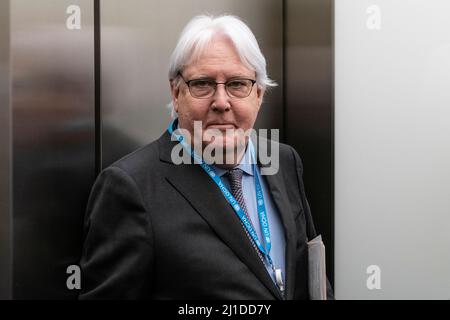 New York, NY - 24 marzo 2022: Martin Griffiths, Sottosegretario Generale per gli Affari umanitari e il Coordinatore per il Soccorso d'emergenza, Ufficio per il coordinamento degli Affari umanitari (OCHA) visto uscire dopo la conclusione dell'undicesima sessione Speciale d'emergenza dell'Assemblea Generale presso la sede dell'ONU Foto Stock