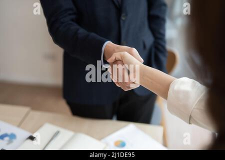 Business asian accordo e negoziazione di successo concetto, uomo d'affari in stretta mano con il cliente, cliente dopo la comunicazione formale e. Foto Stock