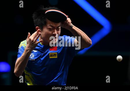 Doha, Qatar. 24th Mar 2022. Yuan Licen of China compete durante la partita finale maschile singles tra Yuan Licen of China e Qiu Dang of Germany al WTT Contender Doha 2022 a Doha, capitale del Qatar, 24 marzo 2022. Credit: Nikku/Xinhua/Alamy Live News Foto Stock