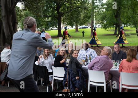Melbourne, Australia. 25th marzo 2022. I manifestanti della ribellione dell'estinzione contro il cambiamento climatico passano accanto al pranzo più lungo del mondo che si svolge come parte del Melbourne Food and Wine Festival, dopo uno sciopero scolastico per il cambiamento climatico. Credit: Jay Kogler/Alamy Live News Foto Stock