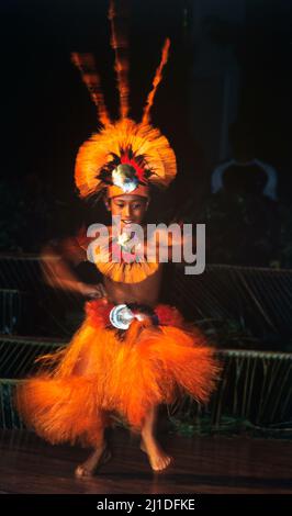 Ragazzo polinesiano che esegue hula (hura) danza a Cook Islands te Mire Ura, finalista del concorso Nazionale ballerina dell'anno su Rarotonga. Foto Stock