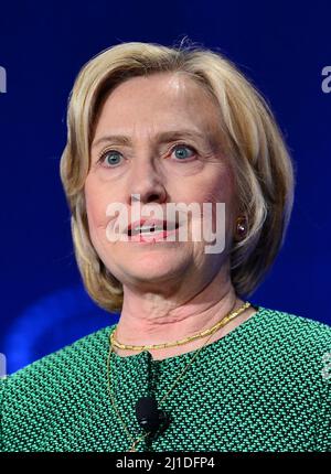 CORAL GABLES, FL - 07 MARZO: Hillary Rodham Clinton, ex Segretario di Stato degli Stati Uniti e Senatore degli Stati Uniti da New York discorso il 2015 Meeting of Clinton Global Initiative University al BankUnited Center il 7 marzo 2015 a Coral Gables, Florida. Credito: MPI10 / MediaPunch Foto Stock