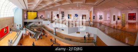 All'interno dell'atrio del Palm Springs Art Museum, zona al piano principale con turisti Foto Stock