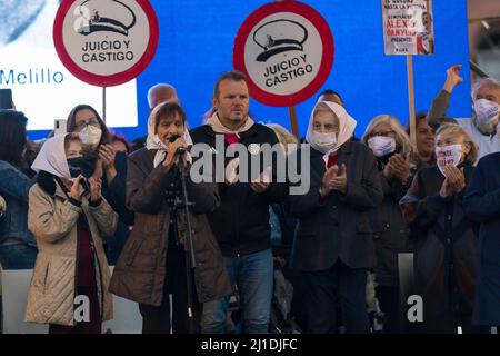 Ciudad de Buenos Aires, Argentina. 24th Mar 2022. Il rappresentante della linea fondatrice delle madri di Plaza de Mayo, Tati Almeida, si è rivolto ai manifestanti presenti nella piazza in occasione della Giornata della memoria per la verità e la giustizia. (Credit Image: © Esteban Osorio/Pacific Press via ZUMA Press Wire) Foto Stock