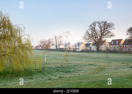 Alloggio moderno lungo Ripon vicino all'alba. Bicester, Oxfordshire, Inghilterra Foto Stock