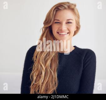 I tuoi capelli sono il tuo accessorio migliore. Ritratto di una bella giovane donna. Foto Stock