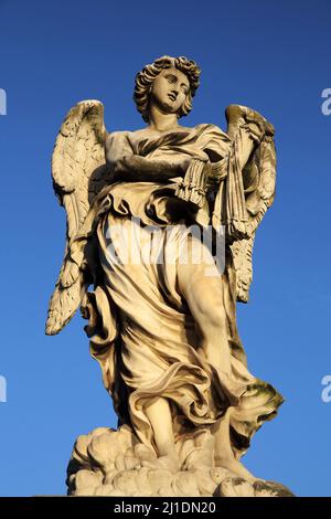 Una delle statue di angelo noto come l'angelo con le fruste sul Ponte Sant'Angelo, che conduce oltre il fiume Tevere a Città del Vaticano. Foto Stock