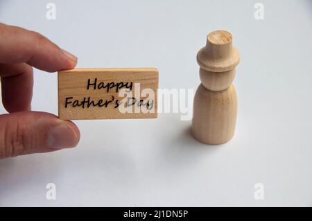 Blocco di legno con testo - buon giorno del padre con bambola di legno uomo figura. Concetto del giorno del Padre Foto Stock