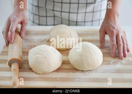 Preparazione del pane fatta in casa con l'aumento dei prezzi del pane sul mercato. Crisi economica. Aumento del prezzo del grano, della farina e del pane. Foto Stock