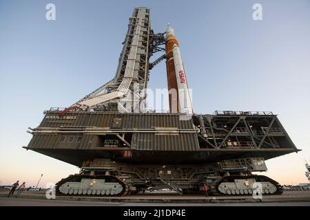 Il razzo Space Launch System (SLS) della NASA con la navicella spaziale Orion a bordo è visto in cima a un lanciatore mobile mentre esce per lanciare il complesso 39B per la prima volta, giovedì 17 marzo 2022, presso il Kennedy Space Center della NASA in Florida. Prima del test di volo Artemis i della NASA, il razzo SLS completamente accatastato e integrato e la navicella spaziale Orion saranno sottoposti a una prova di vestito bagnato al Launch Complex 39B per verificare i sistemi e mettere in pratica le procedure di conto alla rovescia per il primo lancio. Foto di Aubrey Gemignani/NASA via CNP/ABACAPRESS.COM Foto Stock