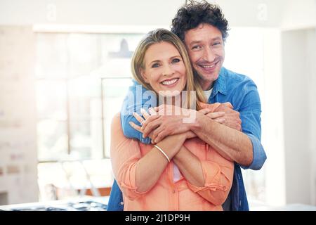 Weve ha reso felice il nostro matrimonio. Ritratto di una coppia matura felice che condivide un momento affettuoso a casa. Foto Stock