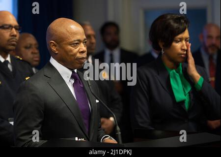 Il sindaco Eric Adams (democratico di New York, New York) con il sindaco Muriel Bowser (democratico del Distretto di Columbia) e il commissario della polizia di New York Keechant Sewell, E il capo della polizia metropolitana di Washington Robert Contee III conducono una conferenza stampa sulle recenti sparatorie di senzatetto a New York City e Washington, DC, presso il John Wilson Building di Washington, DC, USA, lunedì 14 marzo, 2022. Foto di Cliff Owen/CNP/ABACAPRESS.COM - RESTRIZIONE: NESSUN giornale New York o New Jersey o giornali nel raggio di 75 miglia da New York City Foto Stock