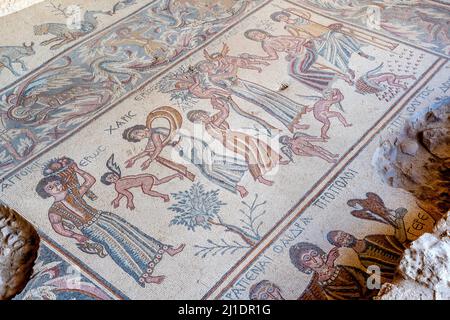 Mosaici colorati presso la Hippolytus Hall, Parco Archeologico 1, Madaba, Giordania. Foto Stock